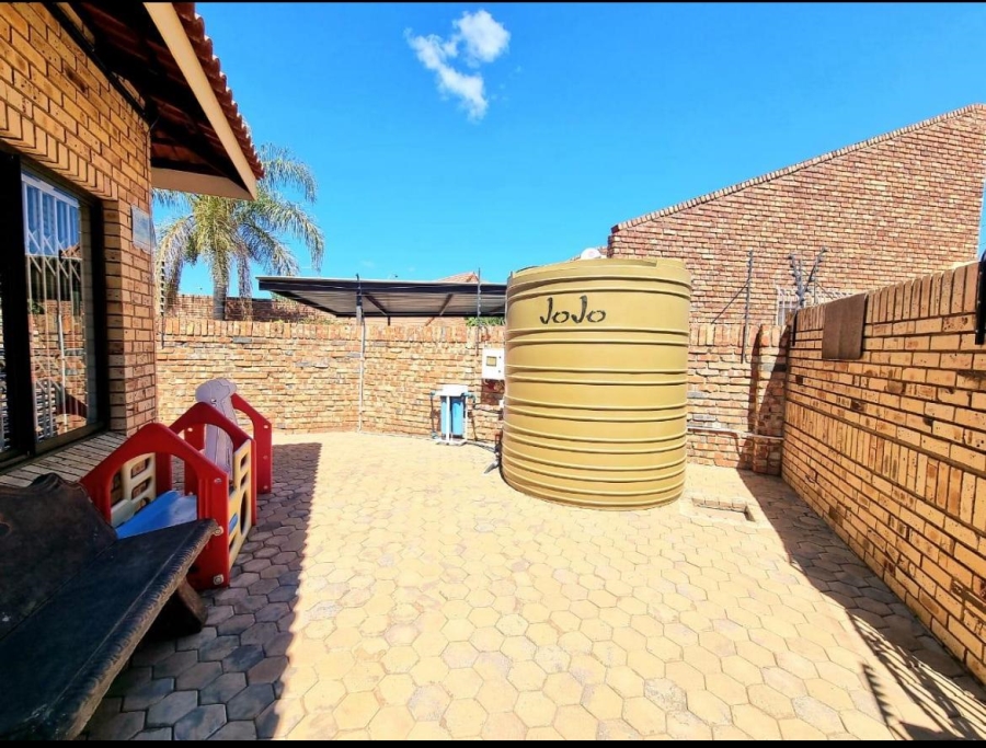 5 Bedroom Property for Sale in Roylglen Gardens Northern Cape